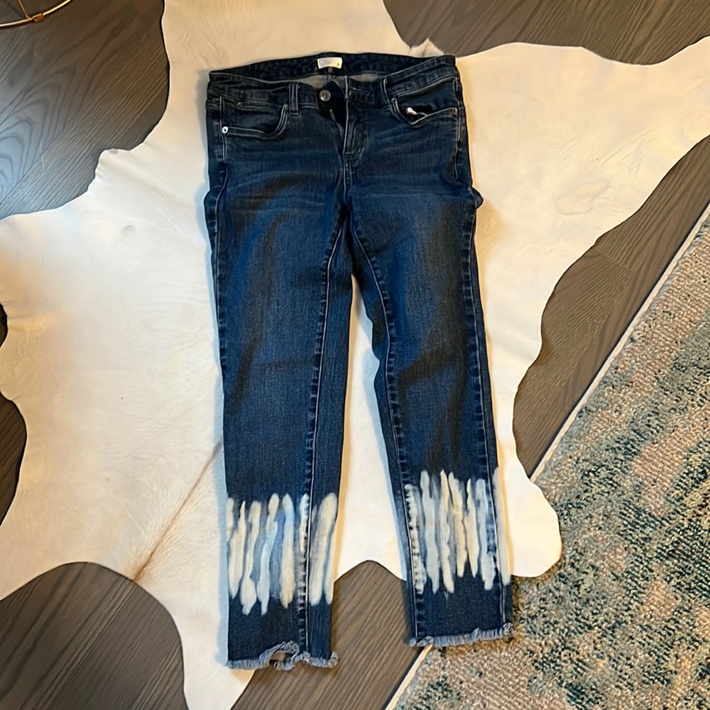 Ecru ankle jeans with white tie dye